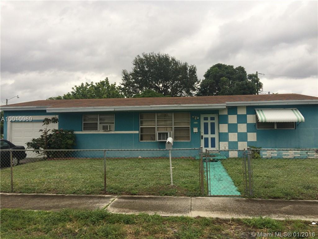 THIS IS A LOVELY CORNER BEAUTY, WAITING FOR THE RIGHT BUYER TO TURN THIS INTO THEIR DREAM HOME. THE HOME NEEDS TLC TO INCLUDE SOME UPGRADES TO THE KITCHEN AND BATHROOMS. FAMILY ROOM AND LARGE BACK YARD (WITH FRUIT TREES) ARE SOME OF THIS HOME'S FEATURES.