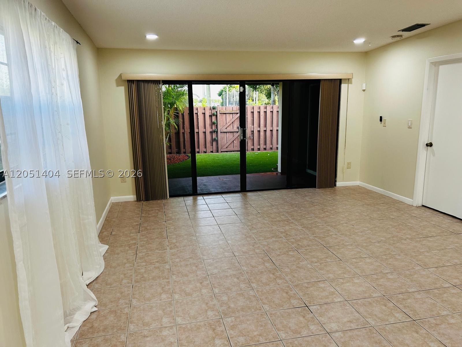 TOWNHOMES OF COUNTRY LAKE - Residential