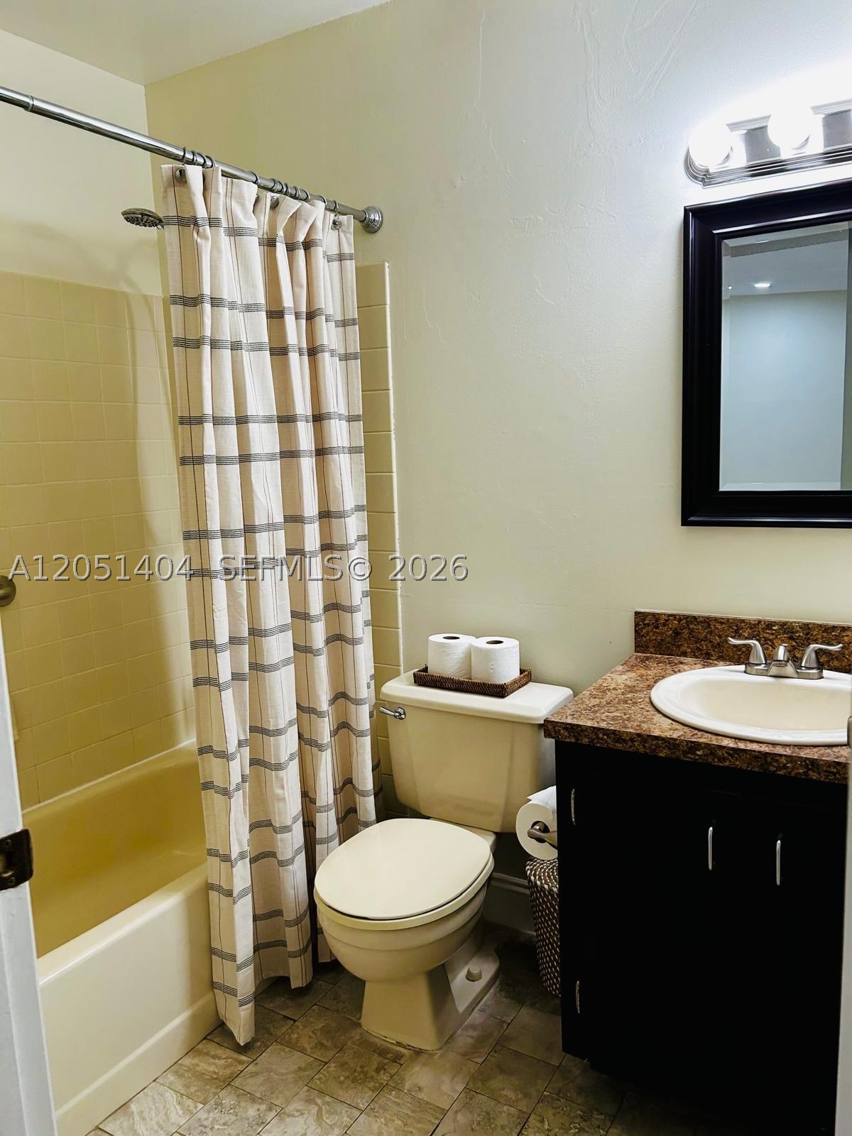 TOWNHOMES OF COUNTRY LAKE - Residential