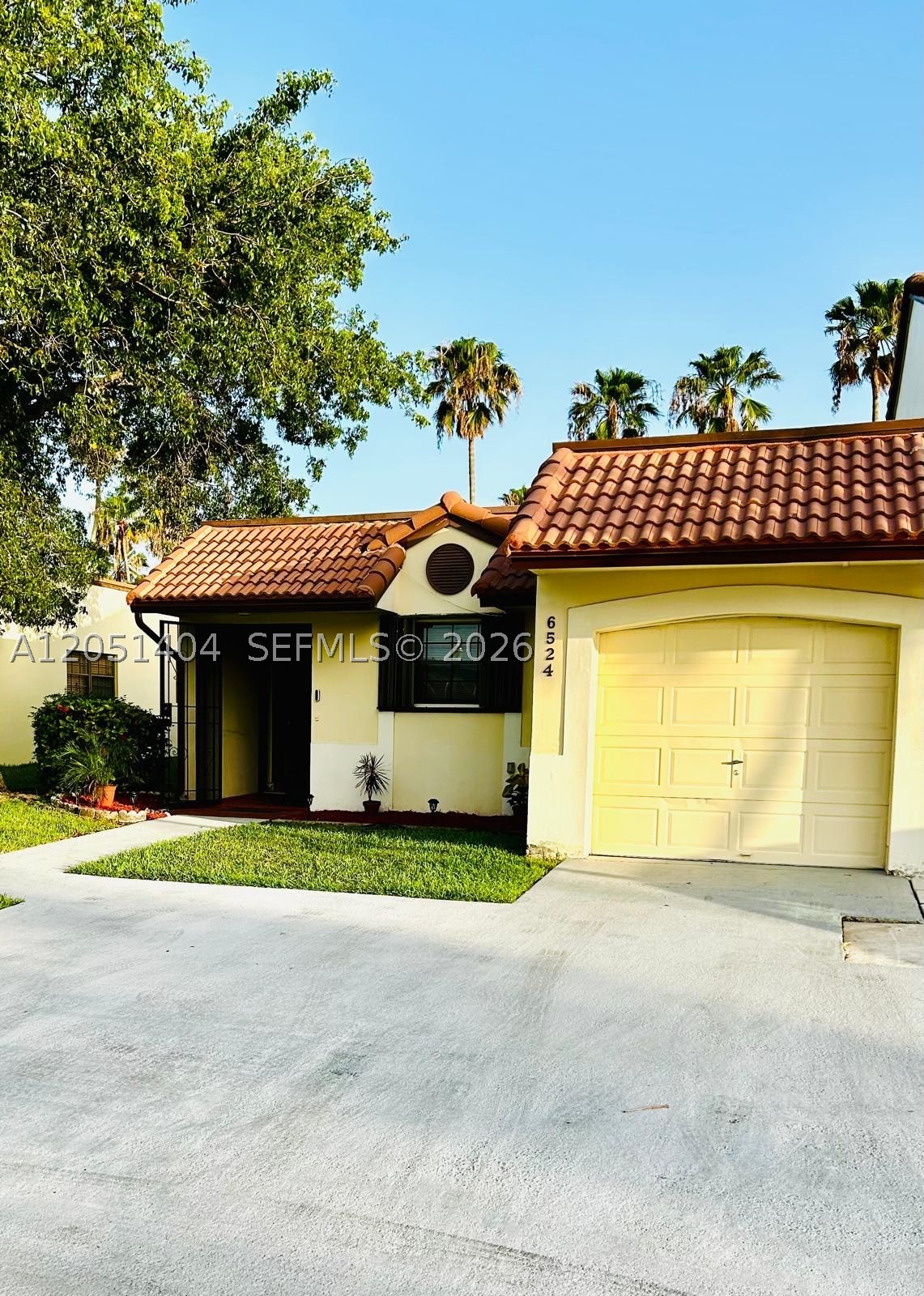 TOWNHOMES OF COUNTRY LAKE - Residential