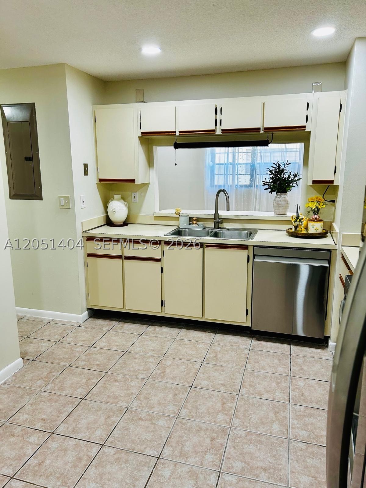 TOWNHOMES OF COUNTRY LAKE - Residential