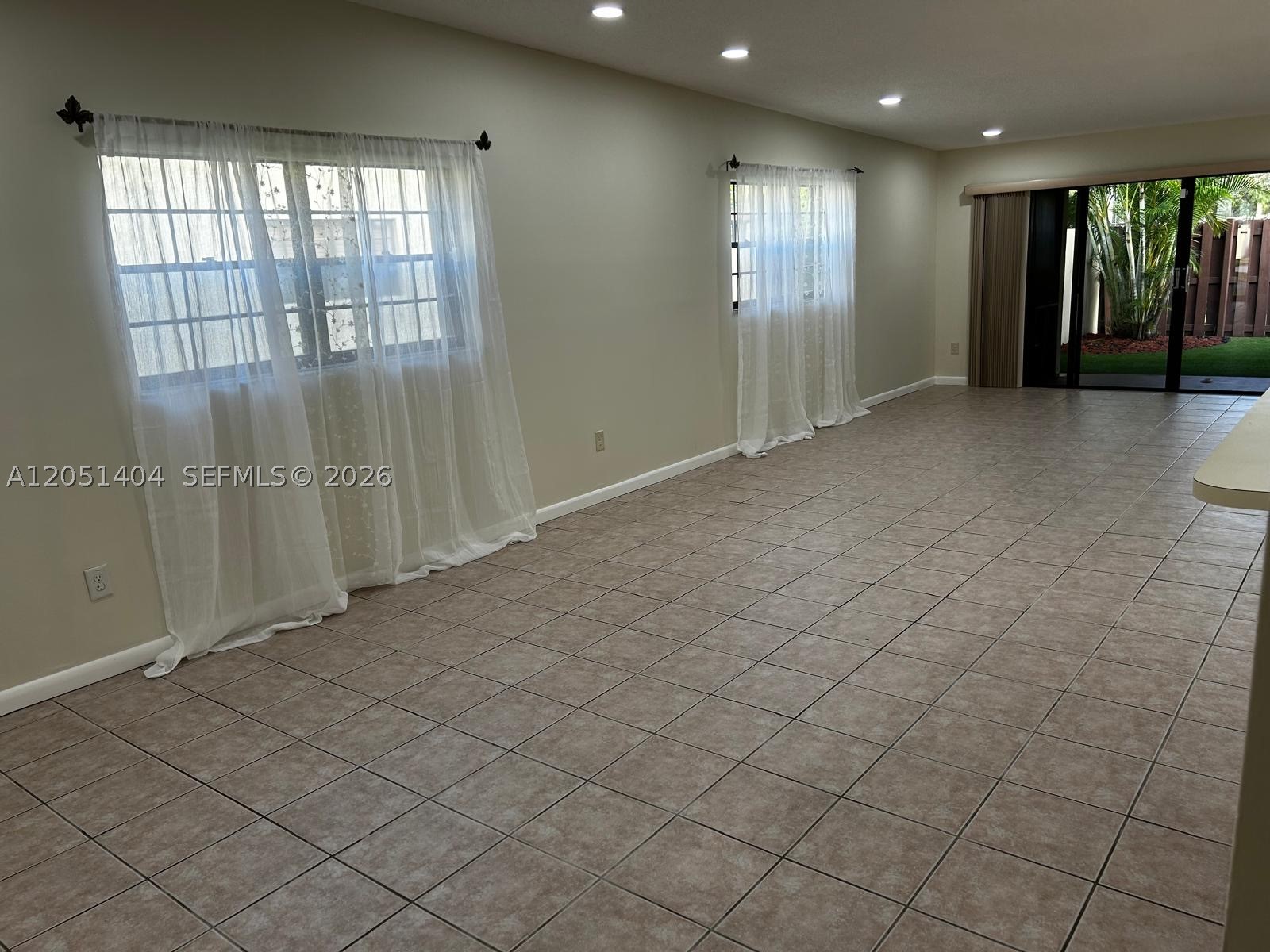TOWNHOMES OF COUNTRY LAKE - Residential