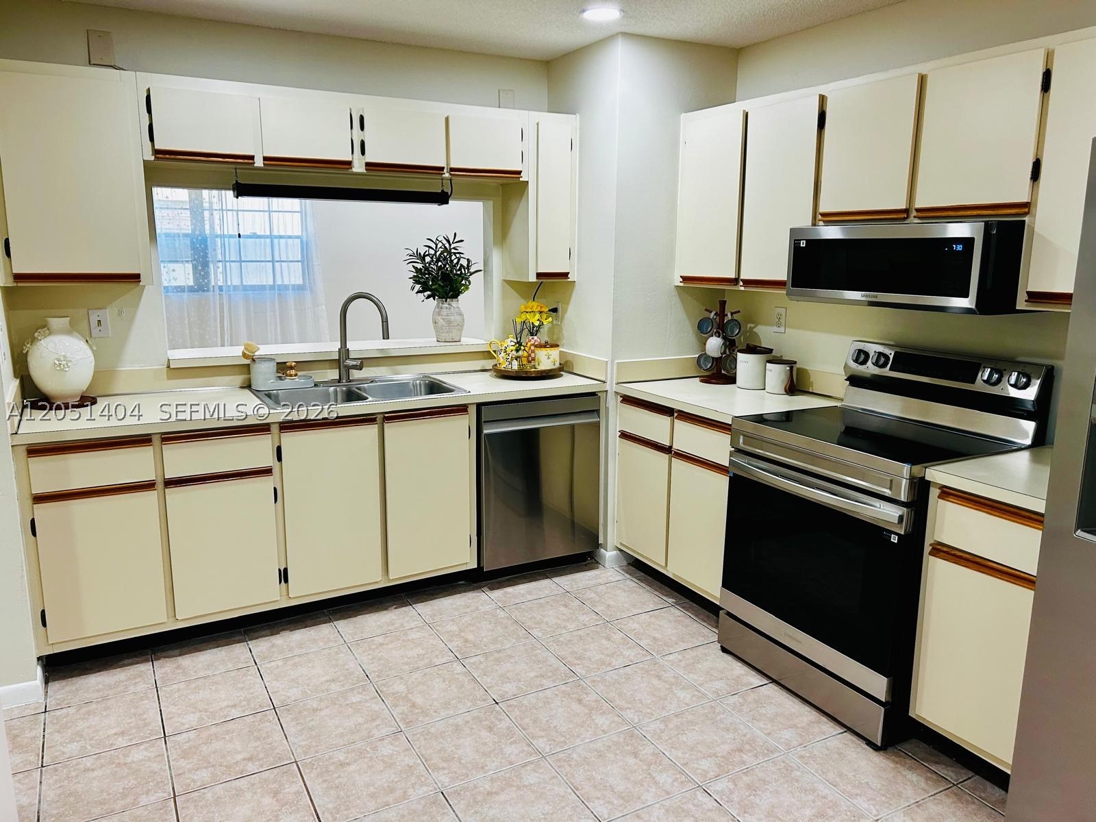 TOWNHOMES OF COUNTRY LAKE - Residential