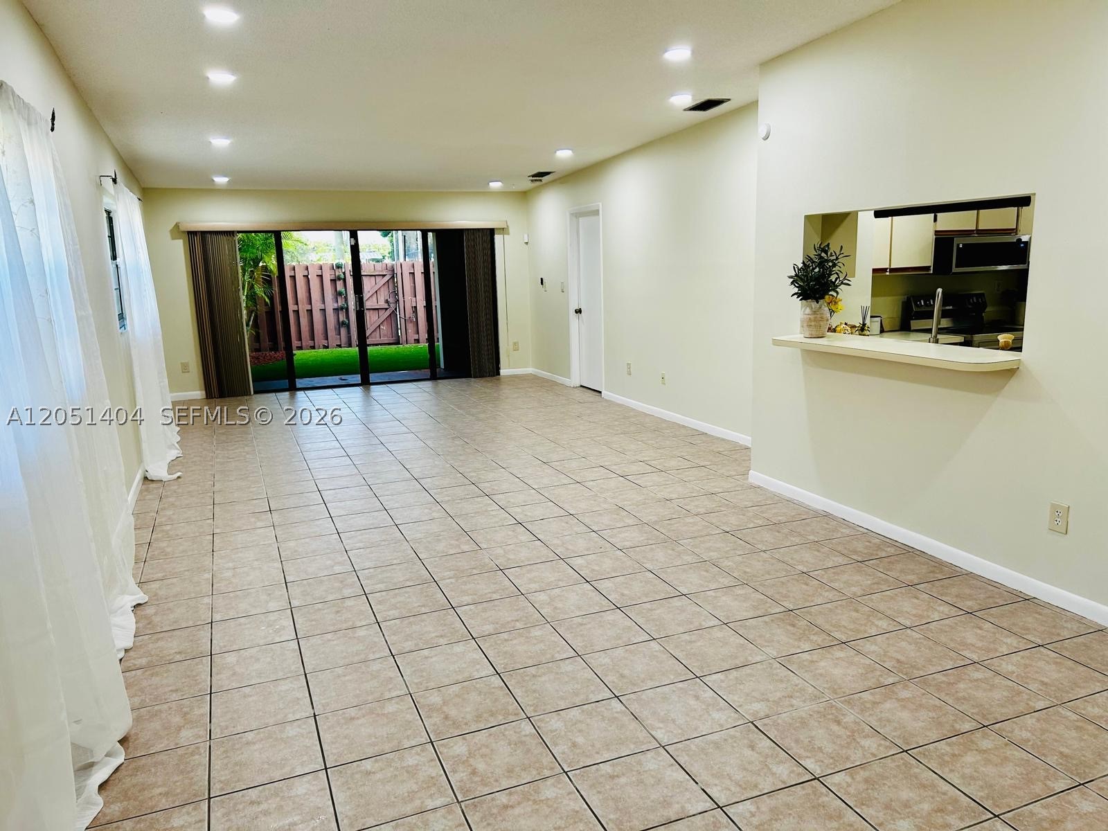 TOWNHOMES OF COUNTRY LAKE - Residential