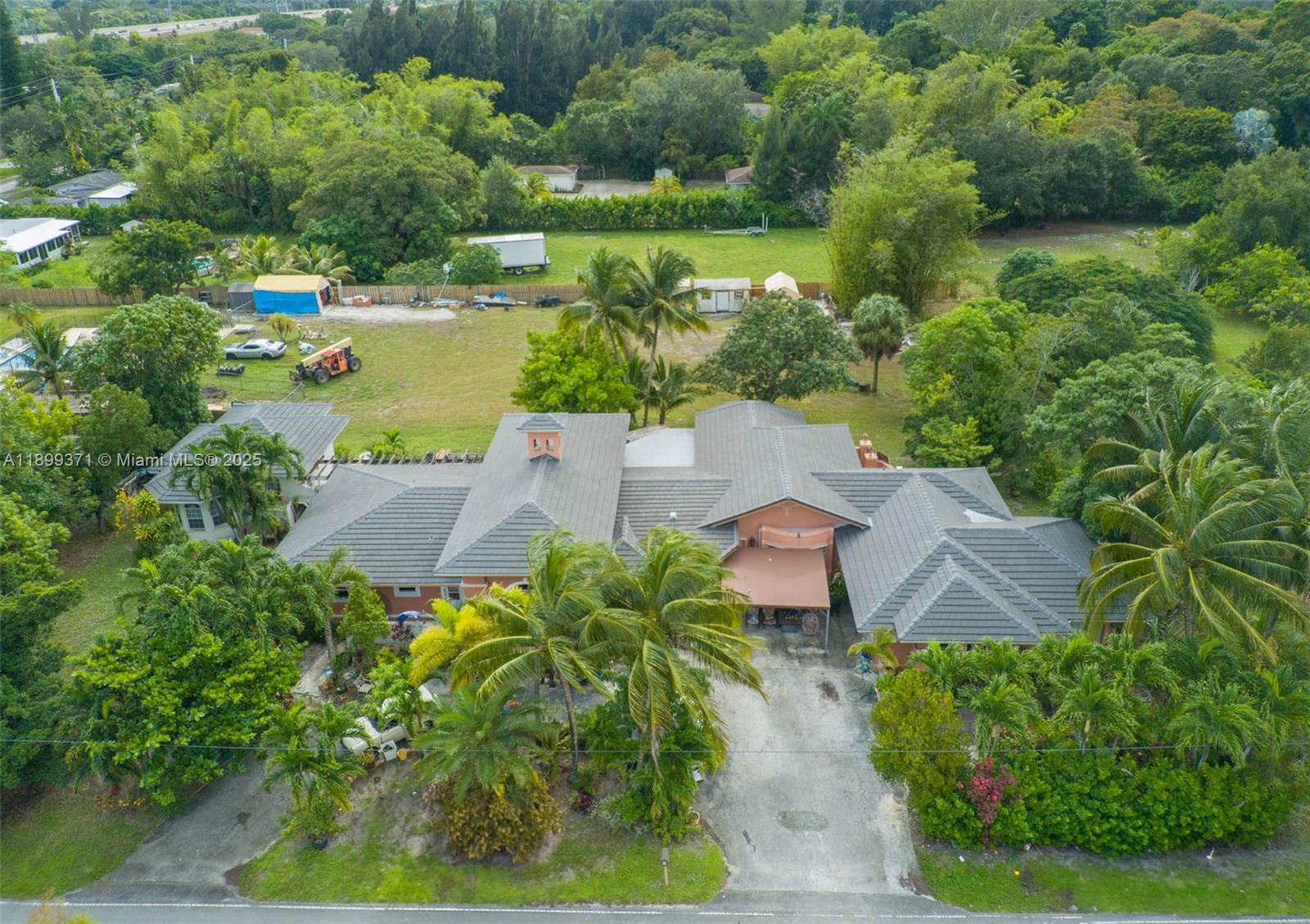 Welcome to 5400 Palm Tree Rd in Plantation — a rare ranch-style home on over 1 acre. This spacious property features 5 beds, 4 baths, a 3-car garage, and a separate guest quarter. The home offers generous living areas, including a comfortable family room, all set on a massive private lot. Located near schools, parks, shopping, transportation, and places of worship, this neighborhood offers strong community appeal.

A unique opportunity to own a large estate-style property in a prime Plantation location!
