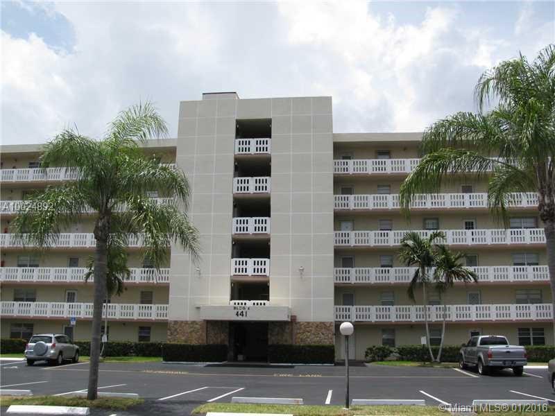 GREAT LOCATION!!!DESIRABLE COMPLEX!ALL AGES!LARGE 2BED/2BATH LAKEFRONT CONDO LOCATED WITHIN WALKING DISTANCE TO SHOPPING PLAZAS AND JUST MINUTES TO THE BEACH, PARKS AND AIRPORT.UNIT OFFERS EAT-IN KITCHEN,HUGE DINING AND LIVING ROOM, LOTS OF CLOSET SPACES, FRESHLY PAINTED,WOOD FLOOR,NEW A/C AND HEATER WATER,SCREENED BALCONY WITH BEAUTIFUL LAKE VIEW.EASY TO SHOW. LBX