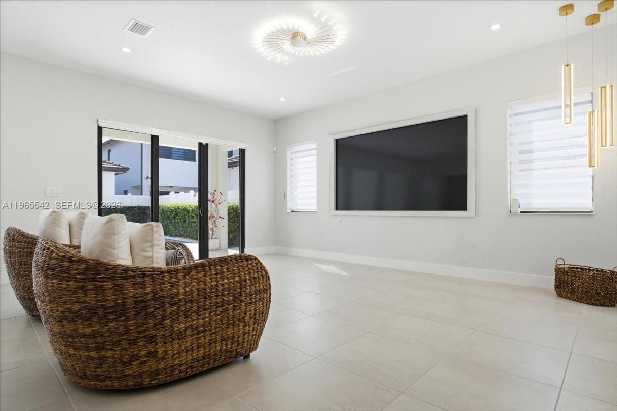 DOWNTOWN DORAL SOUTH PHAS - Residential