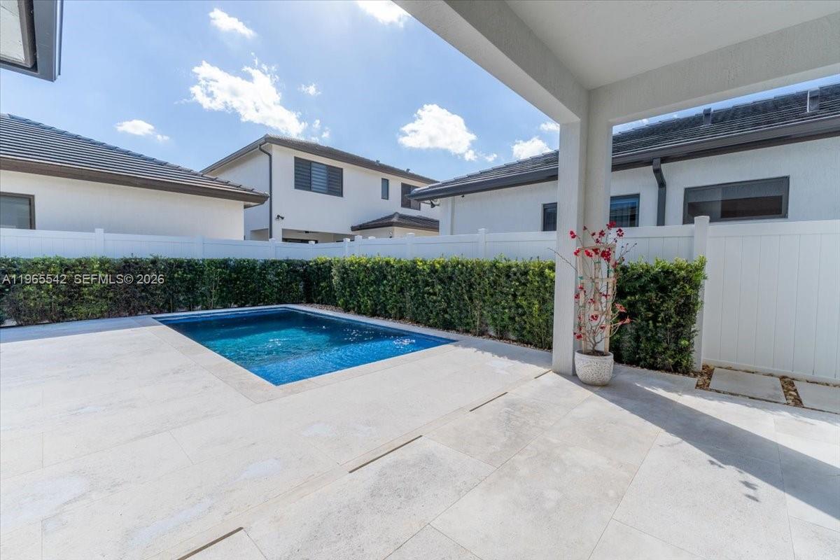 DOWNTOWN DORAL SOUTH PHAS - Residential