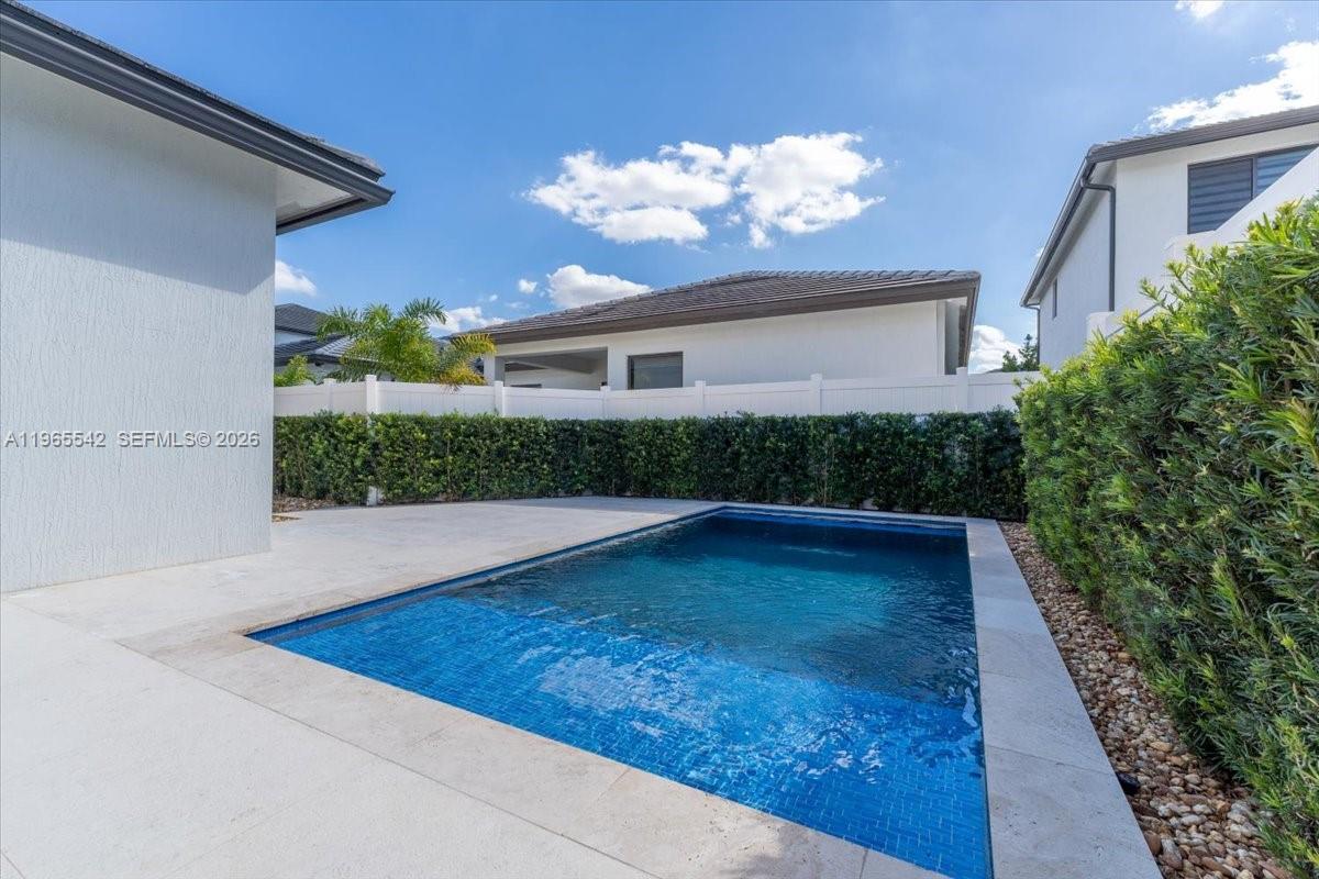 DOWNTOWN DORAL SOUTH PHAS - Residential