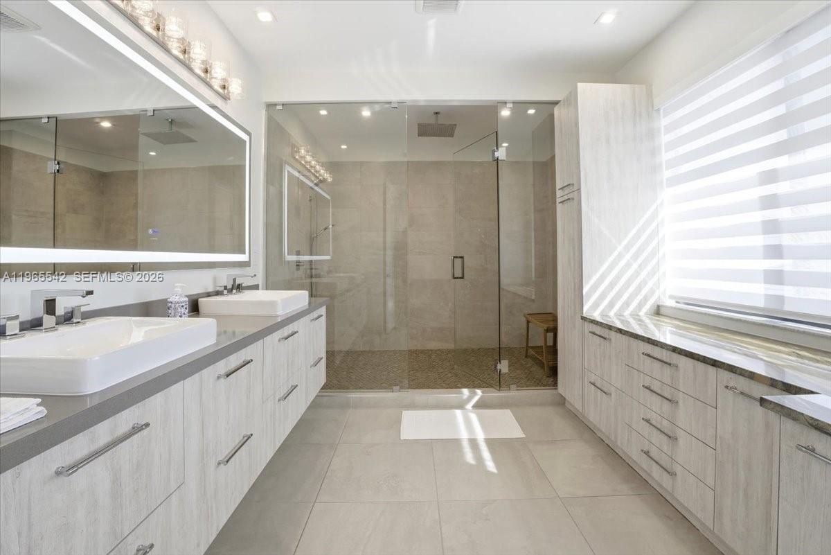 DOWNTOWN DORAL SOUTH PHAS - Residential