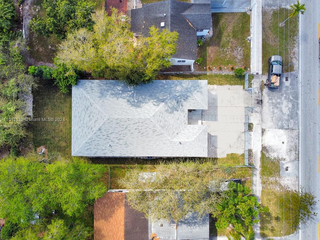 NEW CONSTRUCTION HOME 2700 SQUARE FEET WITH ONE CAR GARAGE. BEAUTIFUL HOME 4 BEDROOMS AND 3 BATHROOMS, NEW ROOF, TOP OF THE LINE APPLIANCES, LAUNDRY ROOM AND MORE.