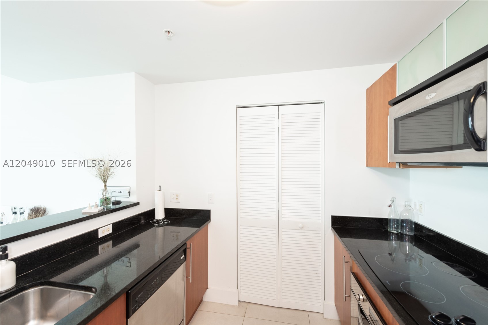 MET 1 CONDO - Residential Lease