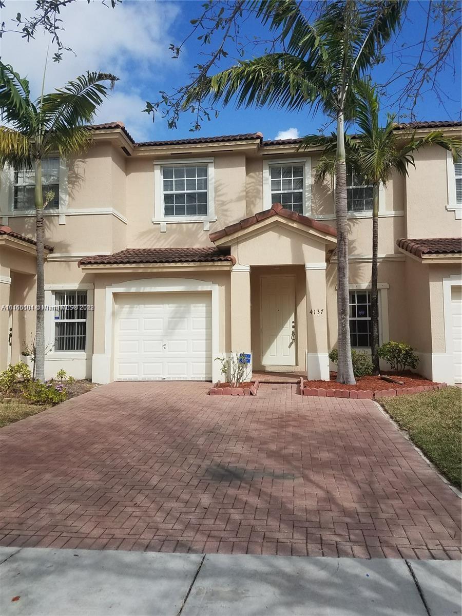 NICE 3 BEDROOMS 2.5 BATH TOWNHOME WITH 1 CAR GARAGE AND SMALL FENCED BACK YARD. GATED COMMUNITY INSIDE THE WATERSTONE AREA.