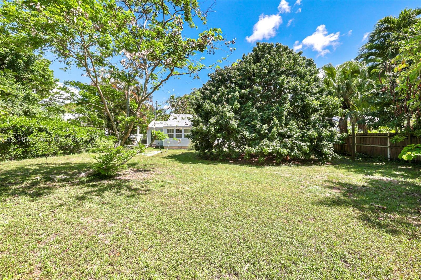 BISCAYNE LAWN AMD PLAT - Residential