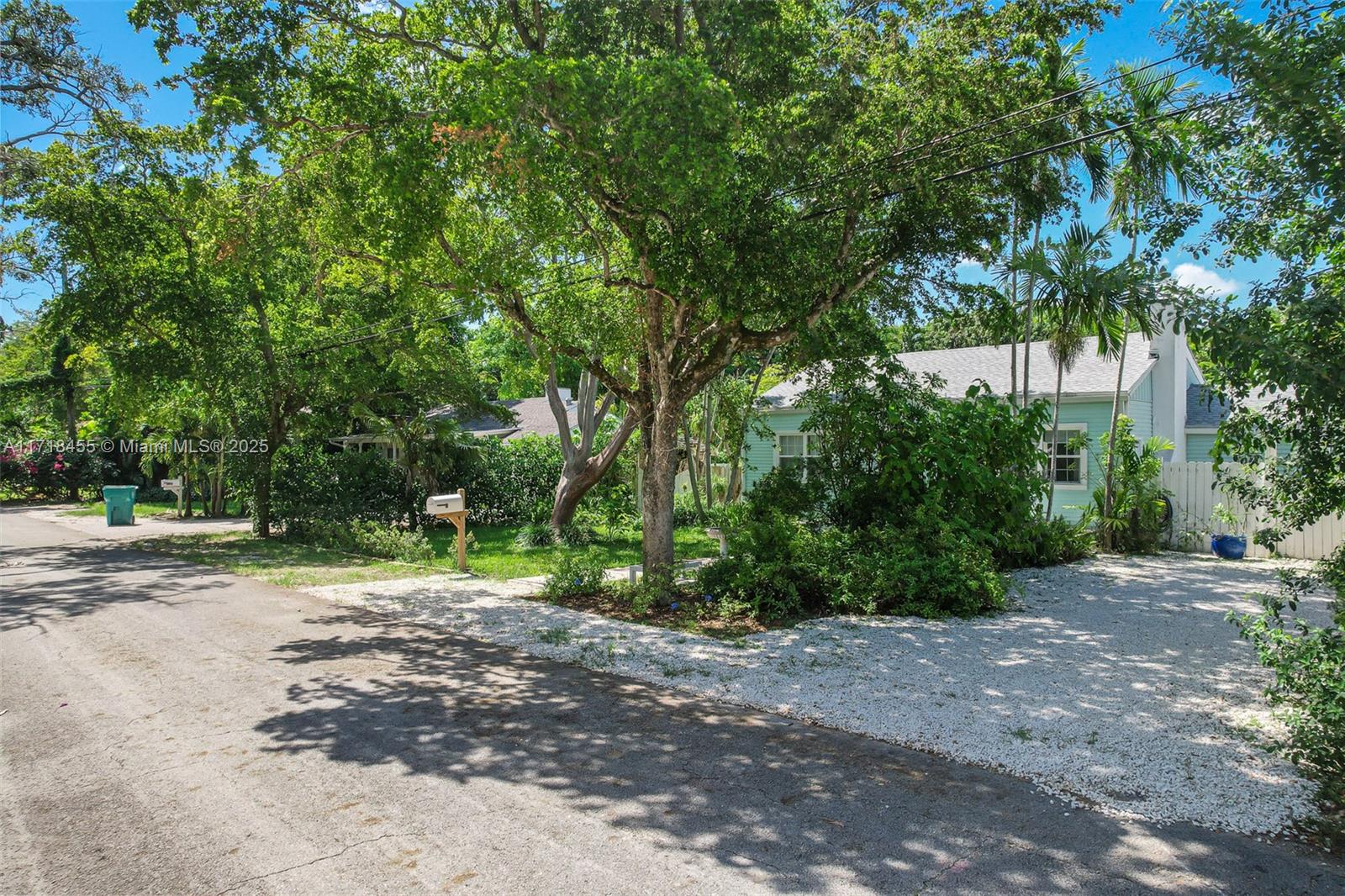 BISCAYNE LAWN AMD PLAT - Residential