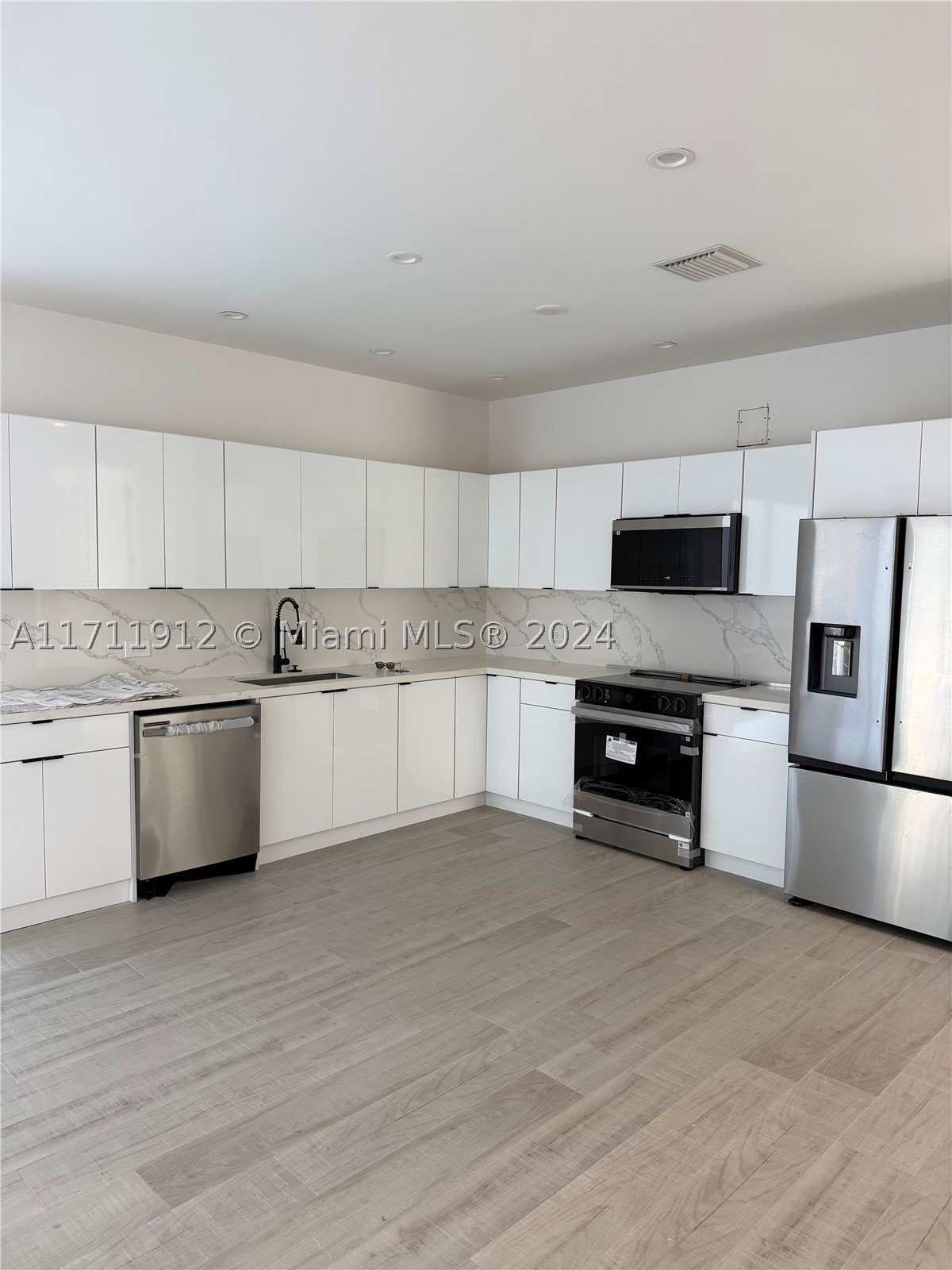 HALLANDALE PARK - Residential Income