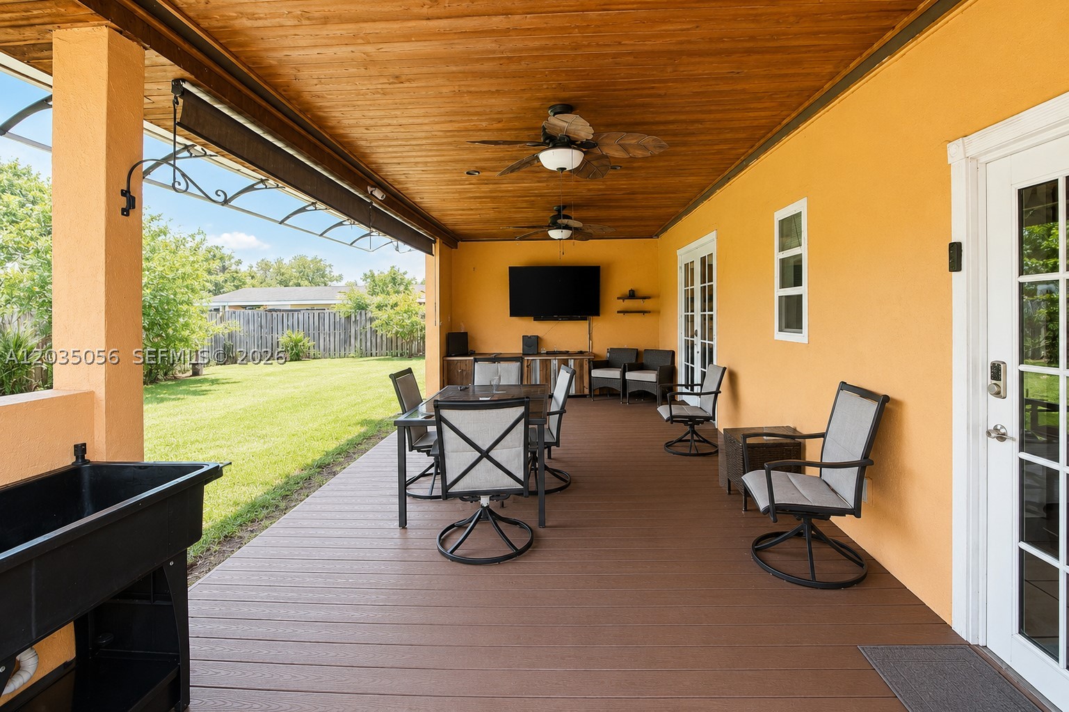 HOLLYWOOD LITTLE RANCHES - Residential