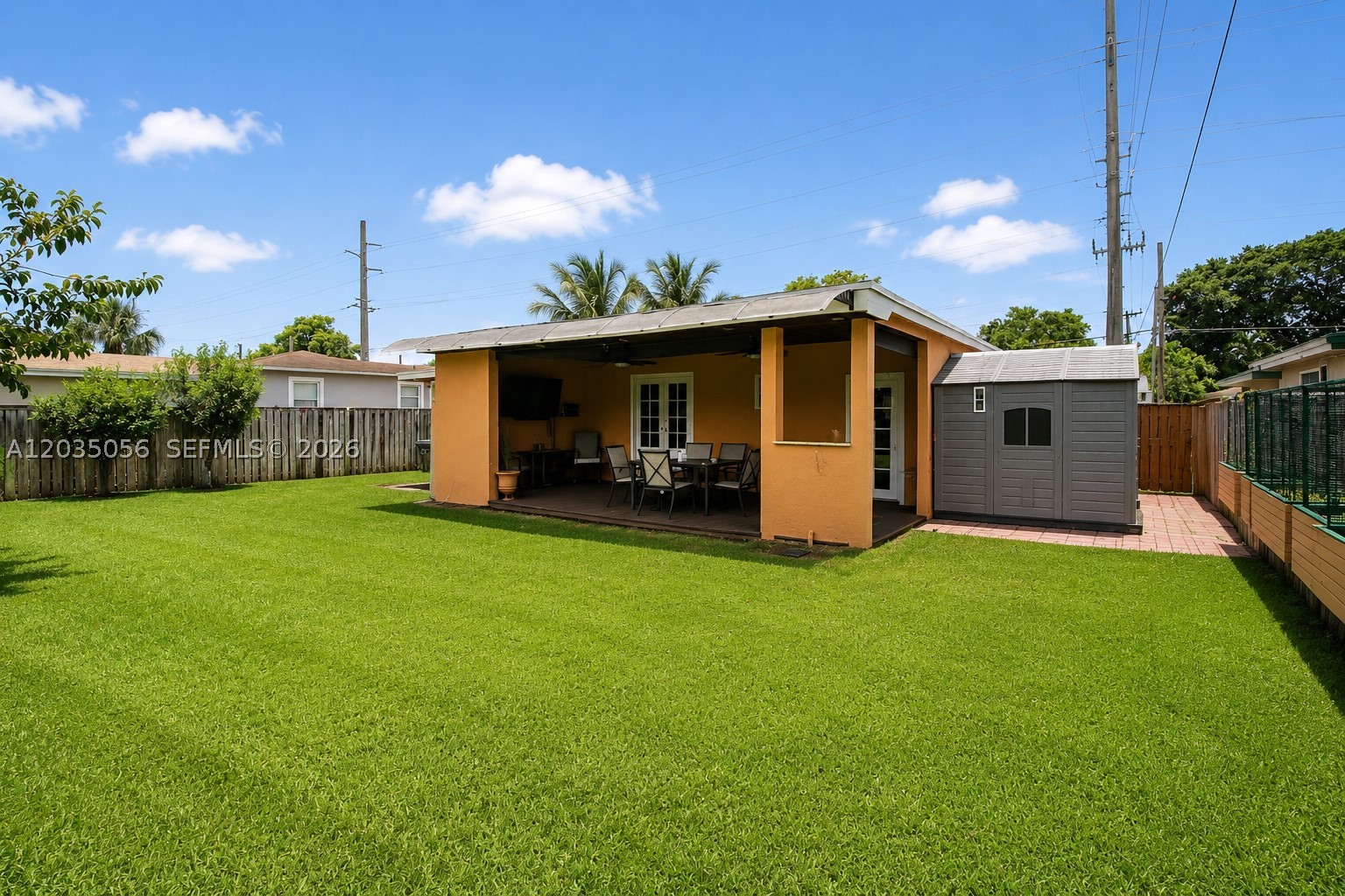 HOLLYWOOD LITTLE RANCHES - Residential
