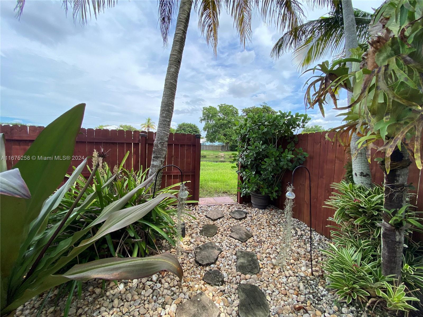 SNAPPER CREEK TOWNHOUSES - Residential Lease