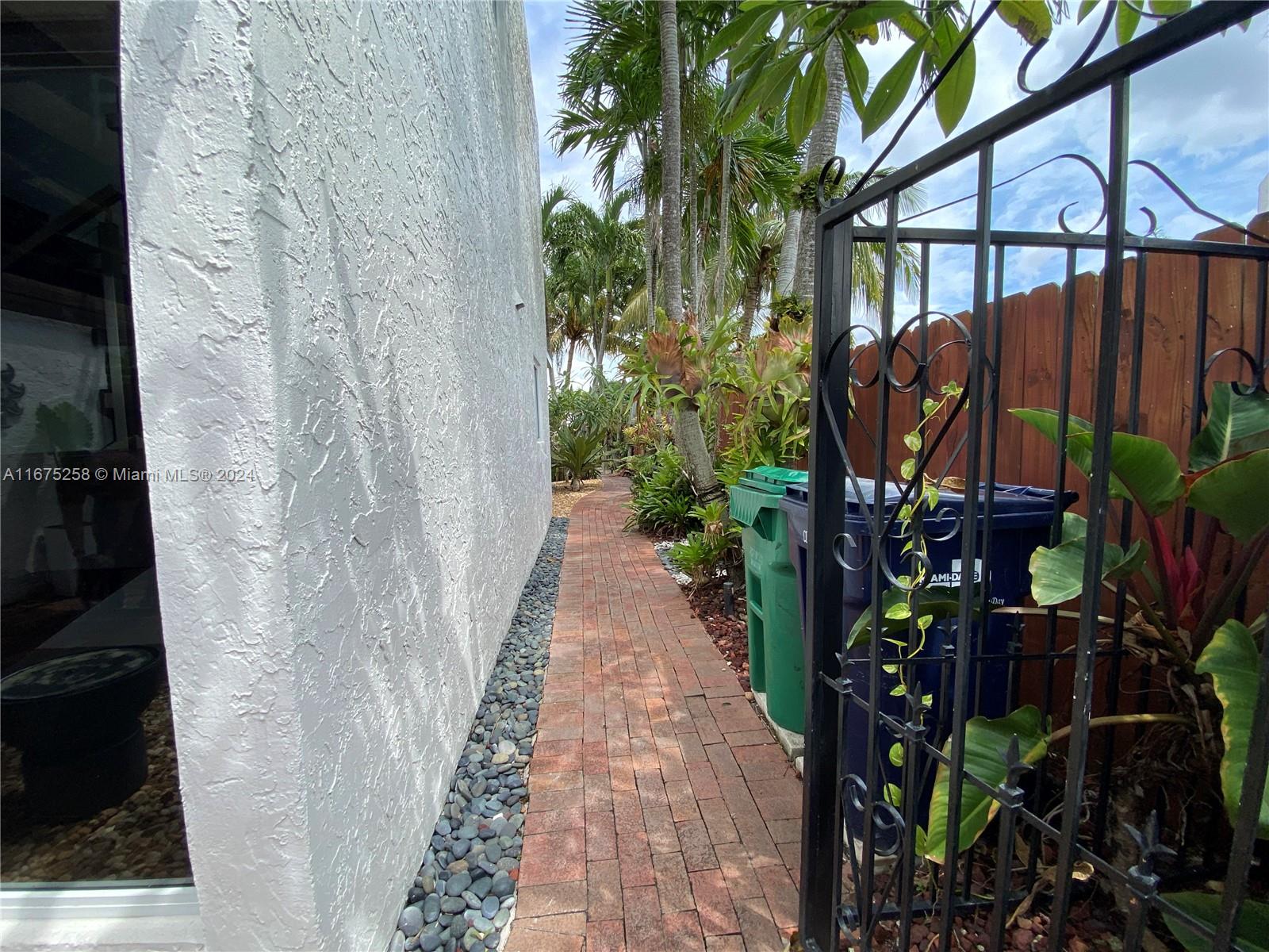 SNAPPER CREEK TOWNHOUSES - Residential Lease