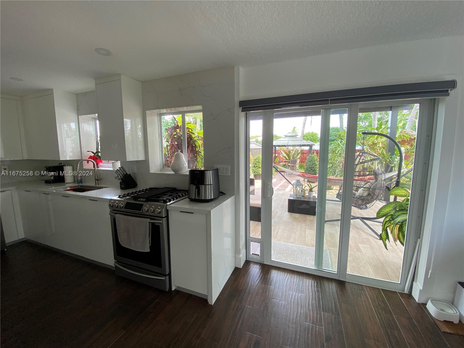 SNAPPER CREEK TOWNHOUSES - Residential Lease
