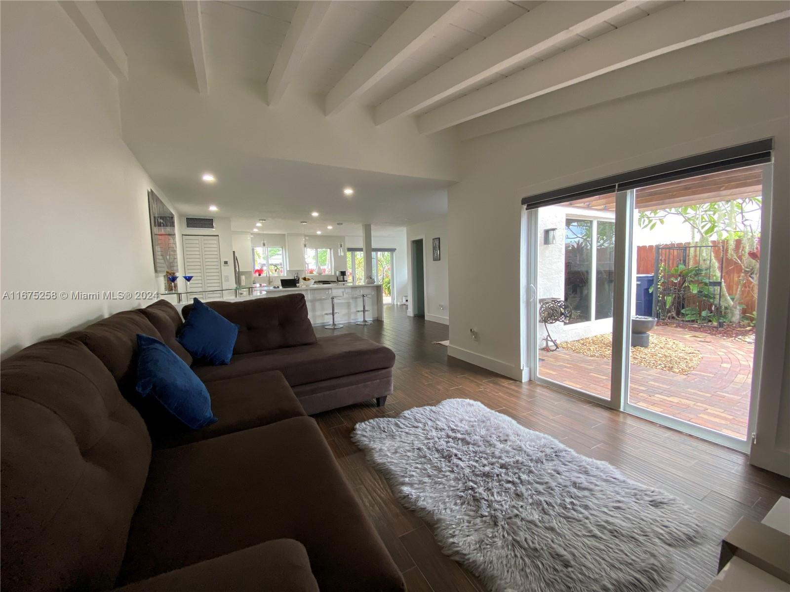 SNAPPER CREEK TOWNHOUSES - Residential Lease