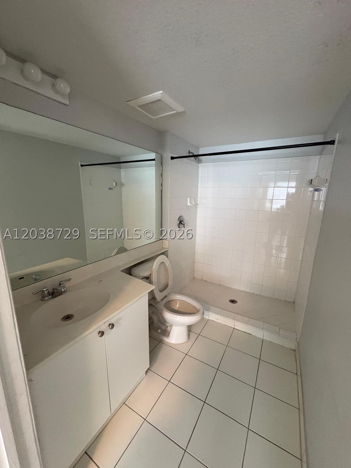 VISTA TRACE 8 CONDO - Residential Lease