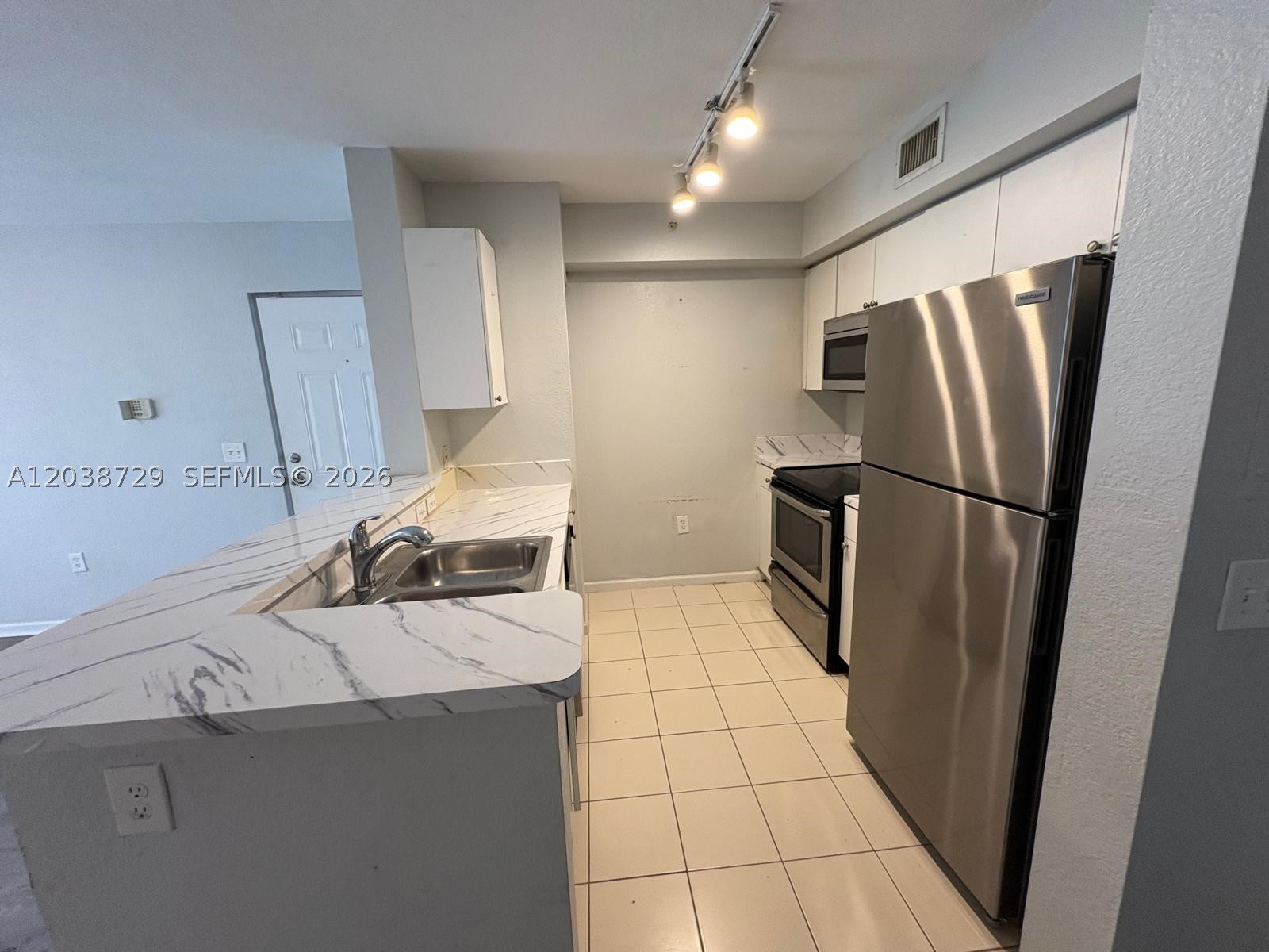 VISTA TRACE 8 CONDO - Residential Lease