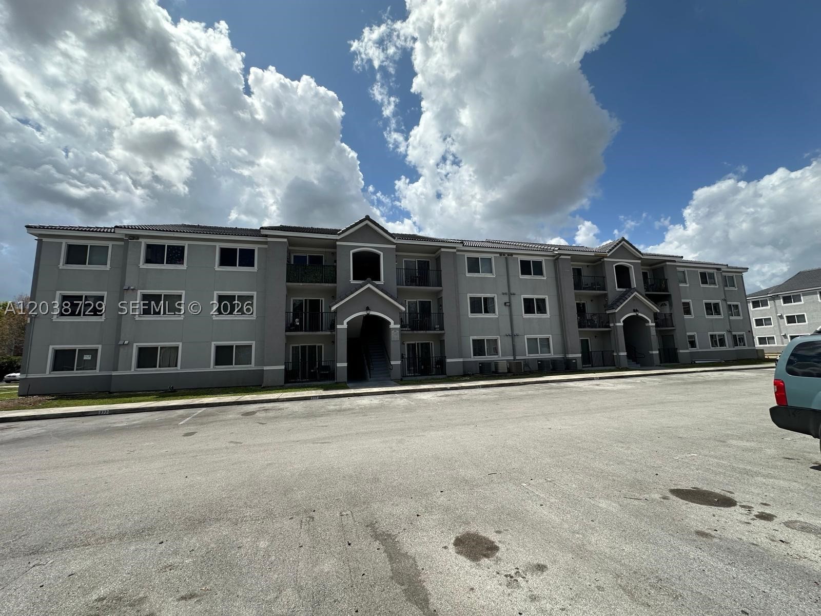 Spacious 2 bed 2 bath unit. Complex is gated and offers pool and clubhouse facilities. Ground floor. Please 24hs notice for showings.
