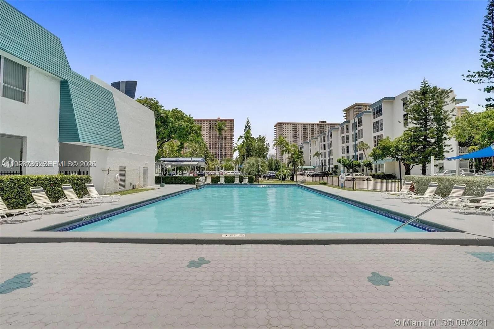 One-bedroom apartment with den, 1 bath and 1 assigned parking space, south-facing. Excellent location, within walking distance to the ocean, shopping and restaurants