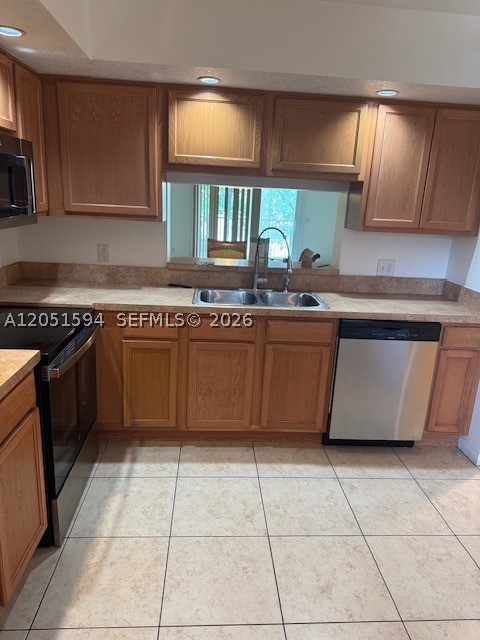 Beautiful Golf and Lake views from large apartment. Amazing amenities including Grand Clubhouse with shows, swimming, fitness and activities.