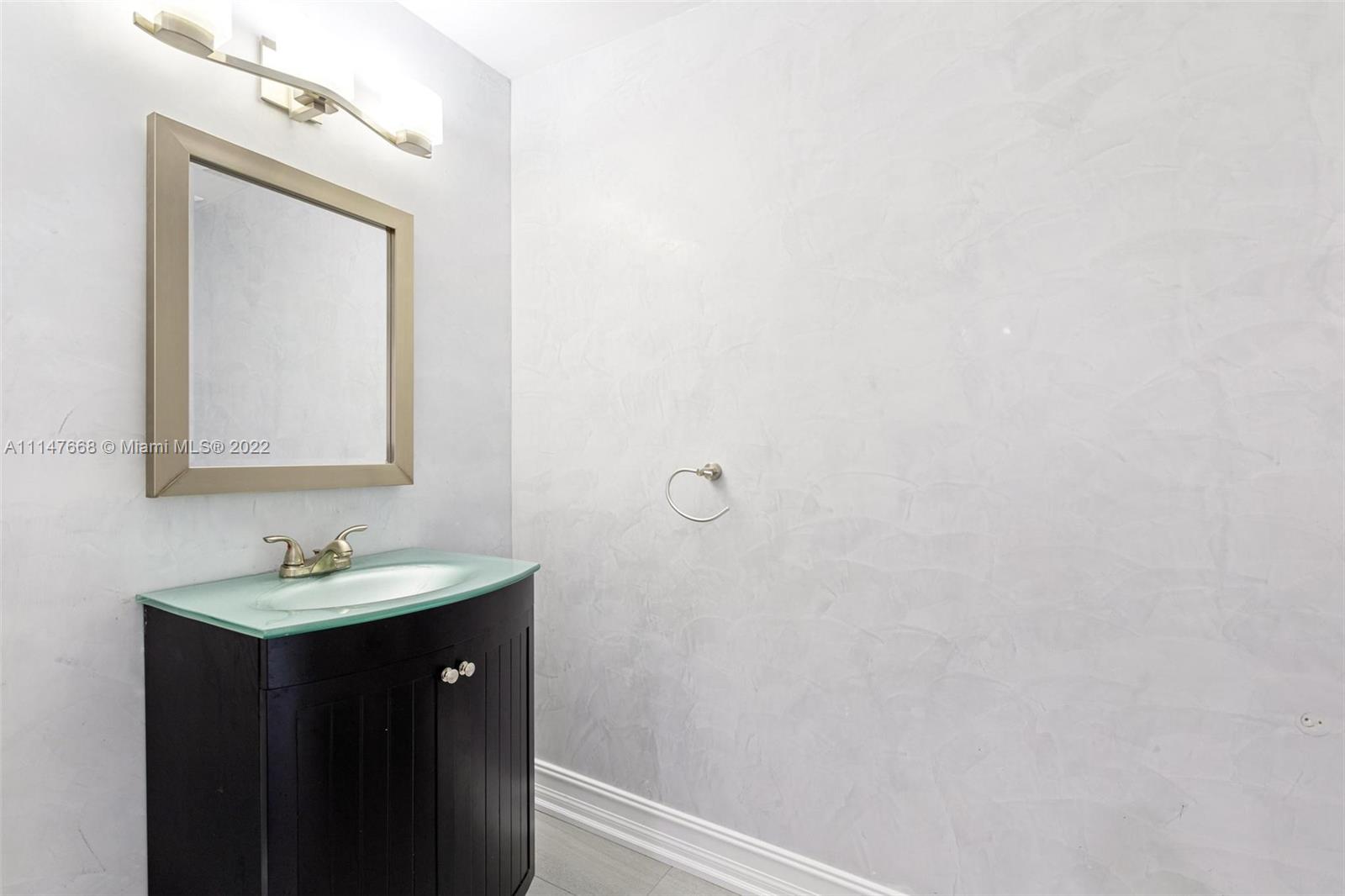 HAMPTONS SOUTH CONDO - Residential