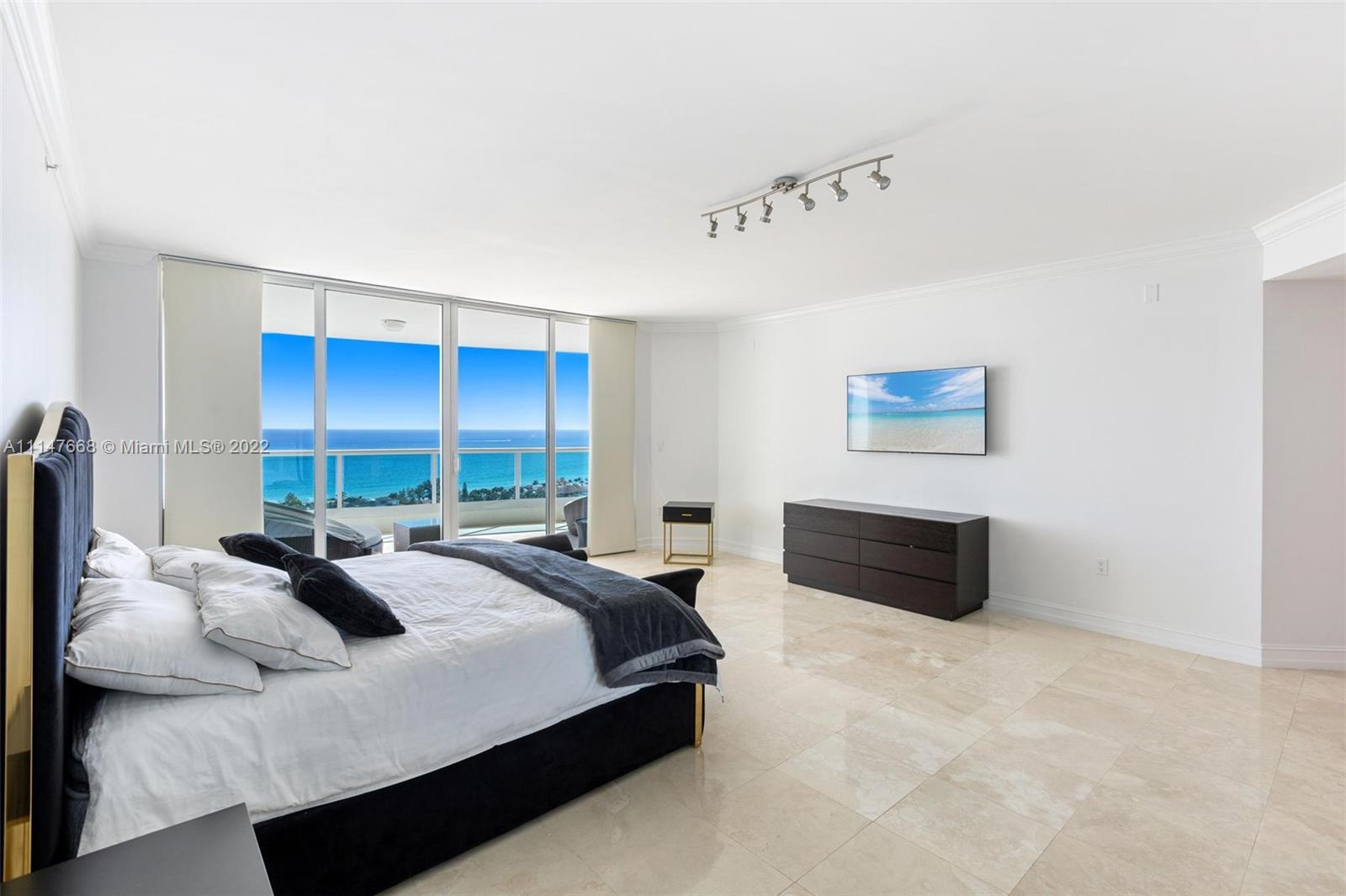 HAMPTONS SOUTH CONDO - Residential