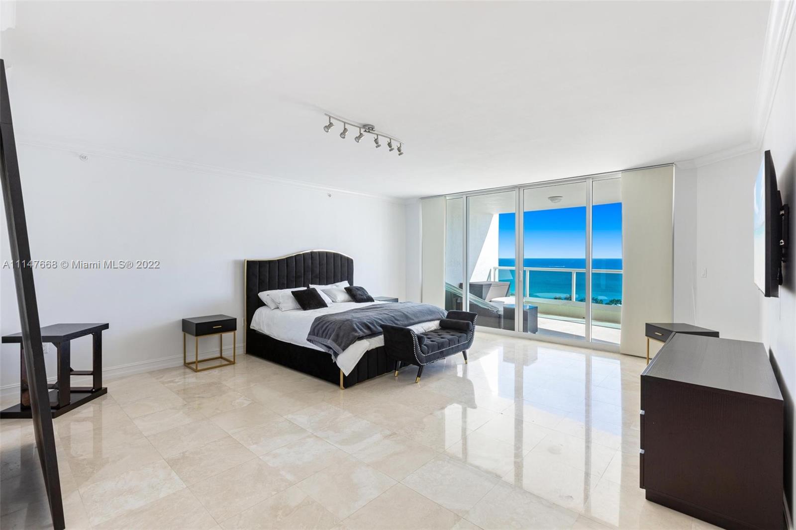 HAMPTONS SOUTH CONDO - Residential