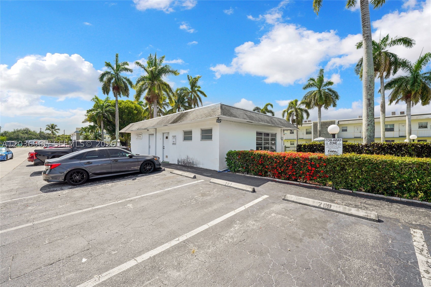 III DELWOOD WEST CONDO - Residential Lease