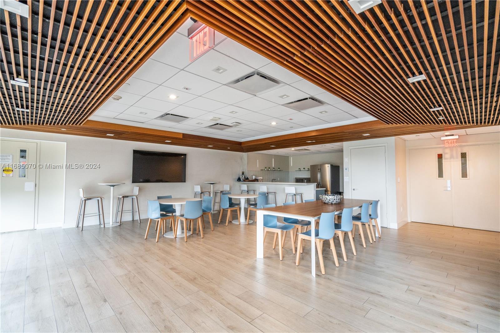SUNSET HARBOUR SOUTH COND - Residential