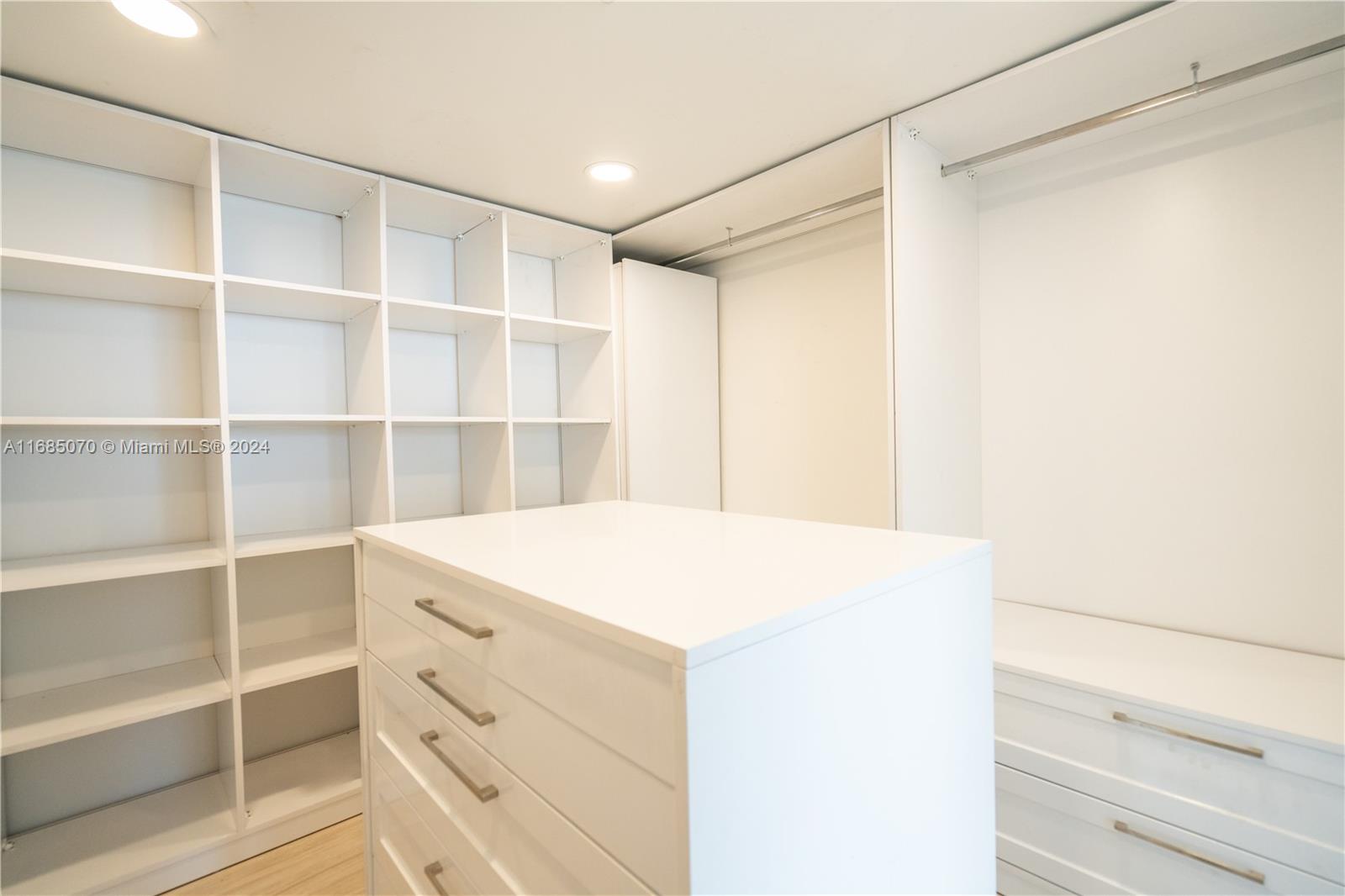 SUNSET HARBOUR SOUTH COND - Residential