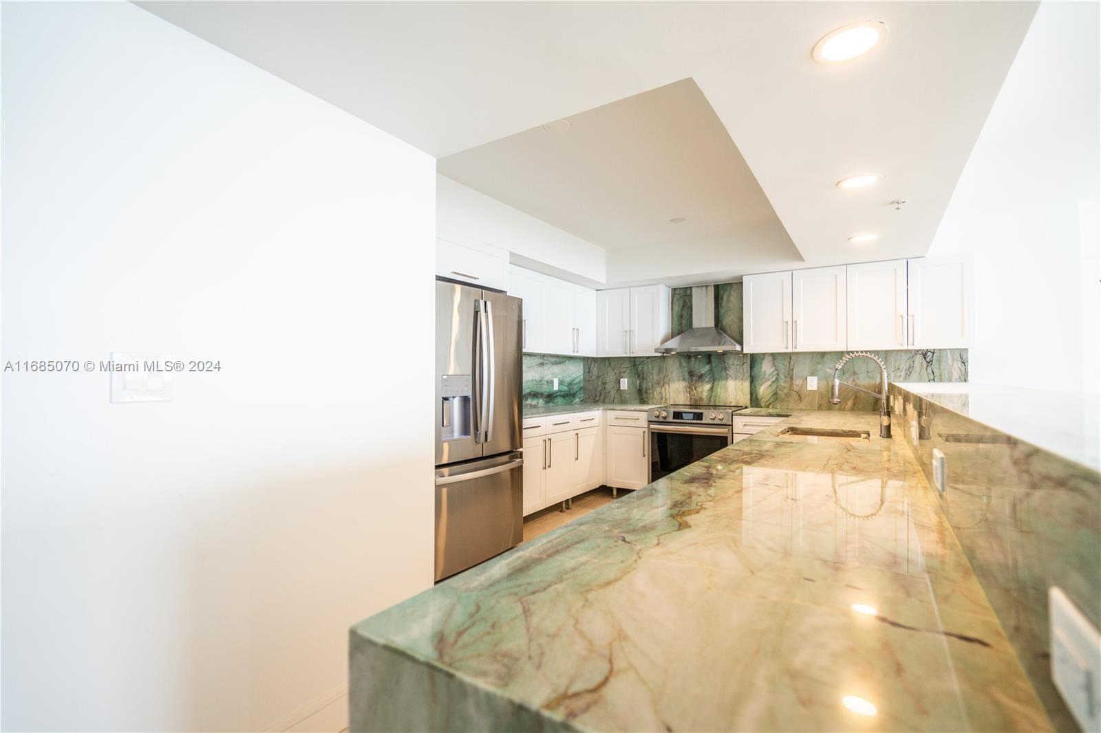 SUNSET HARBOUR SOUTH COND - Residential