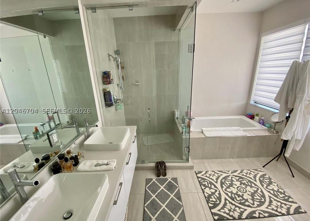 DOWNTOWN DORAL SOUTH PHAS - Residential