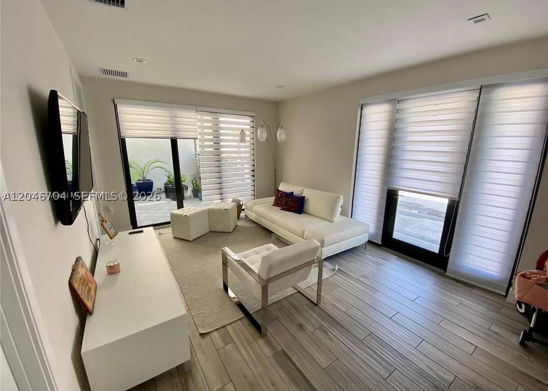 DOWNTOWN DORAL SOUTH PHAS - Residential