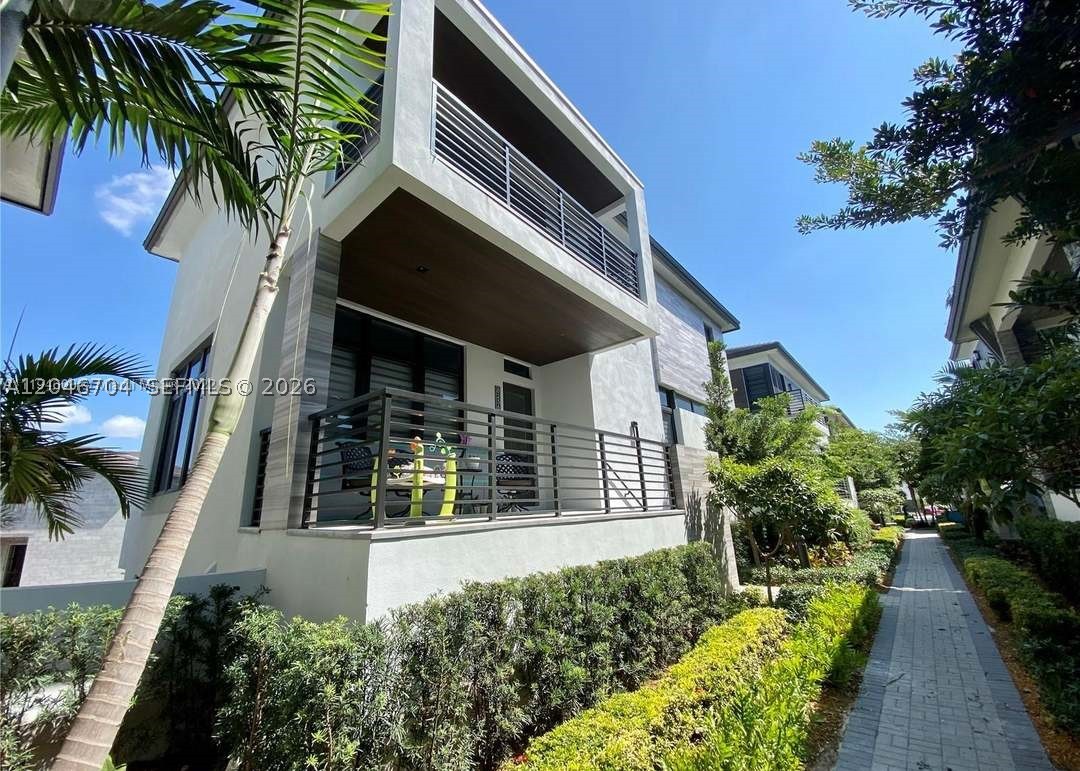 DOWNTOWN DORAL SOUTH PHAS - Residential