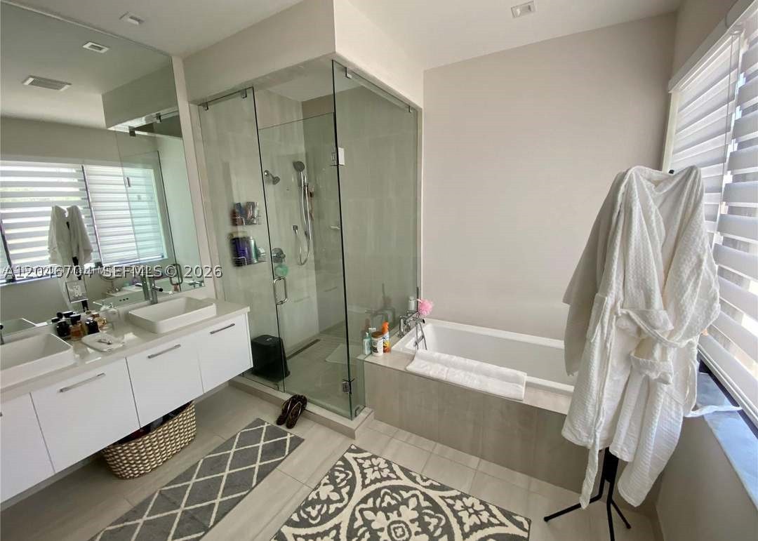 DOWNTOWN DORAL SOUTH PHAS - Residential