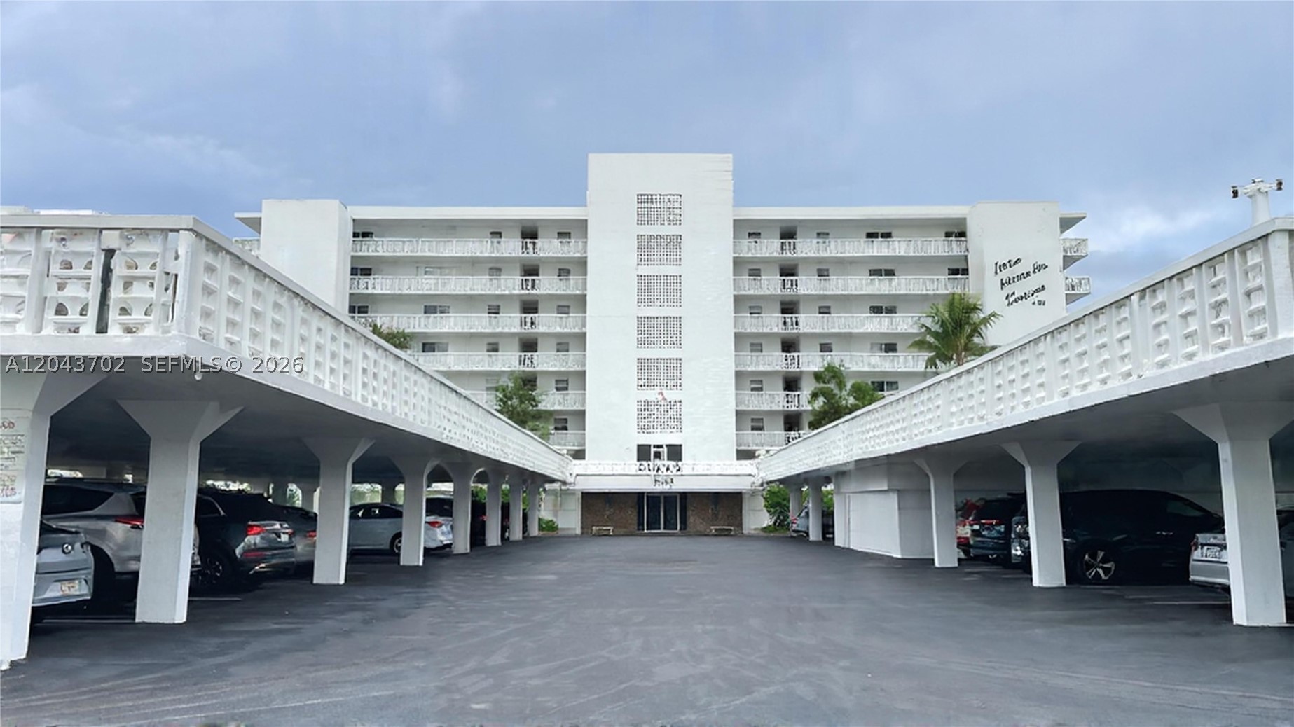 LAKE HARBOUR TOWERS CONDO - Residential