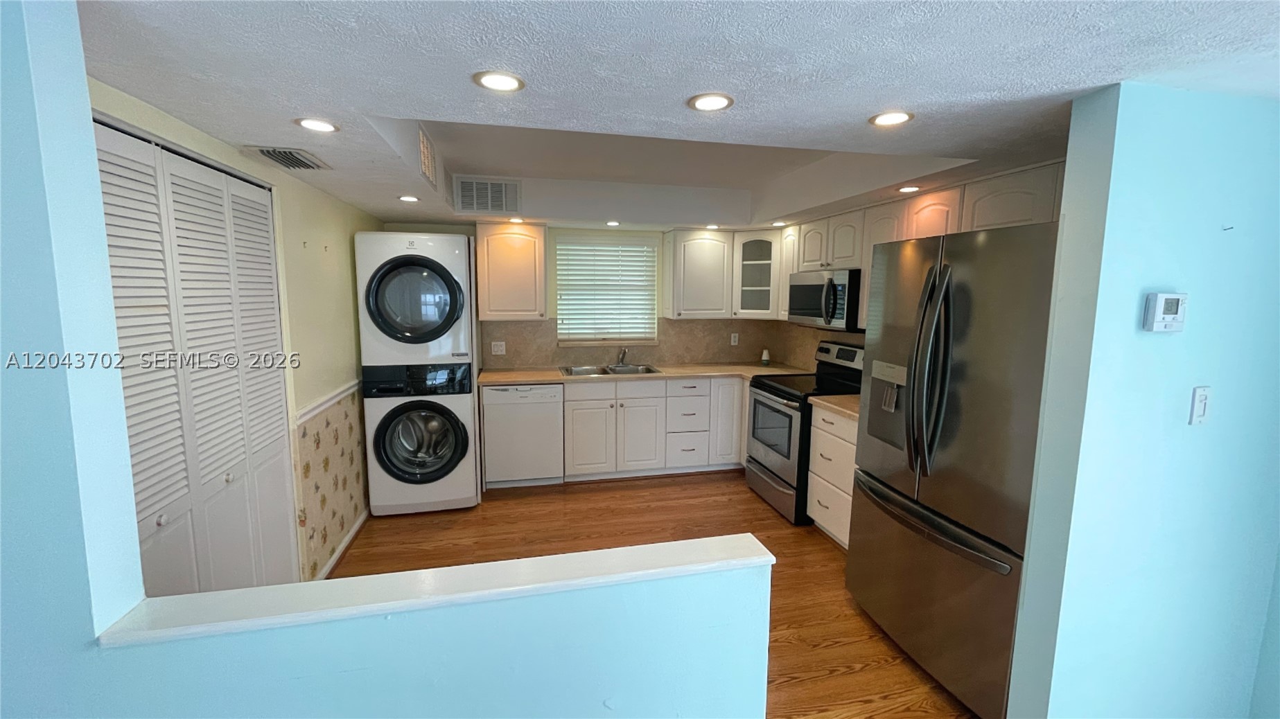 LAKE HARBOUR TOWERS CONDO - Residential