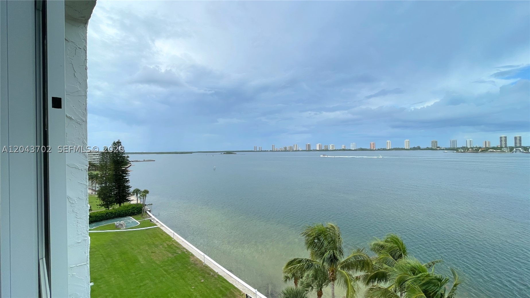 LAKE HARBOUR TOWERS CONDO - Residential