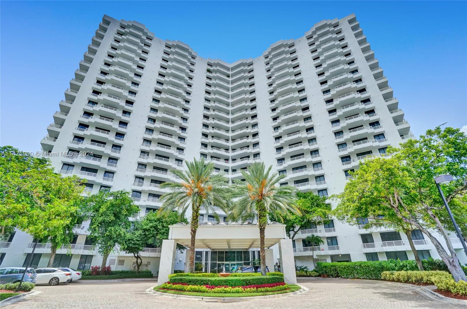ATTENTION- INVESTORS or PRIMARY HOME BUYER!BRING YOUR BEST OFFER!  CABLE AND INTERNET INCLUDED WITH HOA!GARDEN AND GOLF VIEWS, BEAUTIFUL SUNSETS, AMAZING SCHOOLS, WALKING DISTANCE TO AVENTURA MALL, NEXT TO FOUNDERS PARC, AVENTURA POLICE, NEW WATER HEATER, NEW AC,WASHER AND DRYER, SAUNA, TWO SWIMMING POOLS AND JACUZZI, VOLLEYBALL COURT, PET FRIENDLY, DOG RUNNING AREA,VALET PARKING,AMAZING GYM, IN THE HEART OF AVENTURA, INVESTMENT PROPERTY OR YOUR SWEET HOME! UNIT CAN BE RENTED RIGHT AWAY! OWNER MOTIVATED TO SELL, ALL OFFERS ARE WELCOME! 
UNIT VACANT, VERY EASY TO SHOW, BRING YOUR OFFER TODAY!
PLEASE TEXT LISTING AGENT FOR SHOWING INSTRUCTIONS.