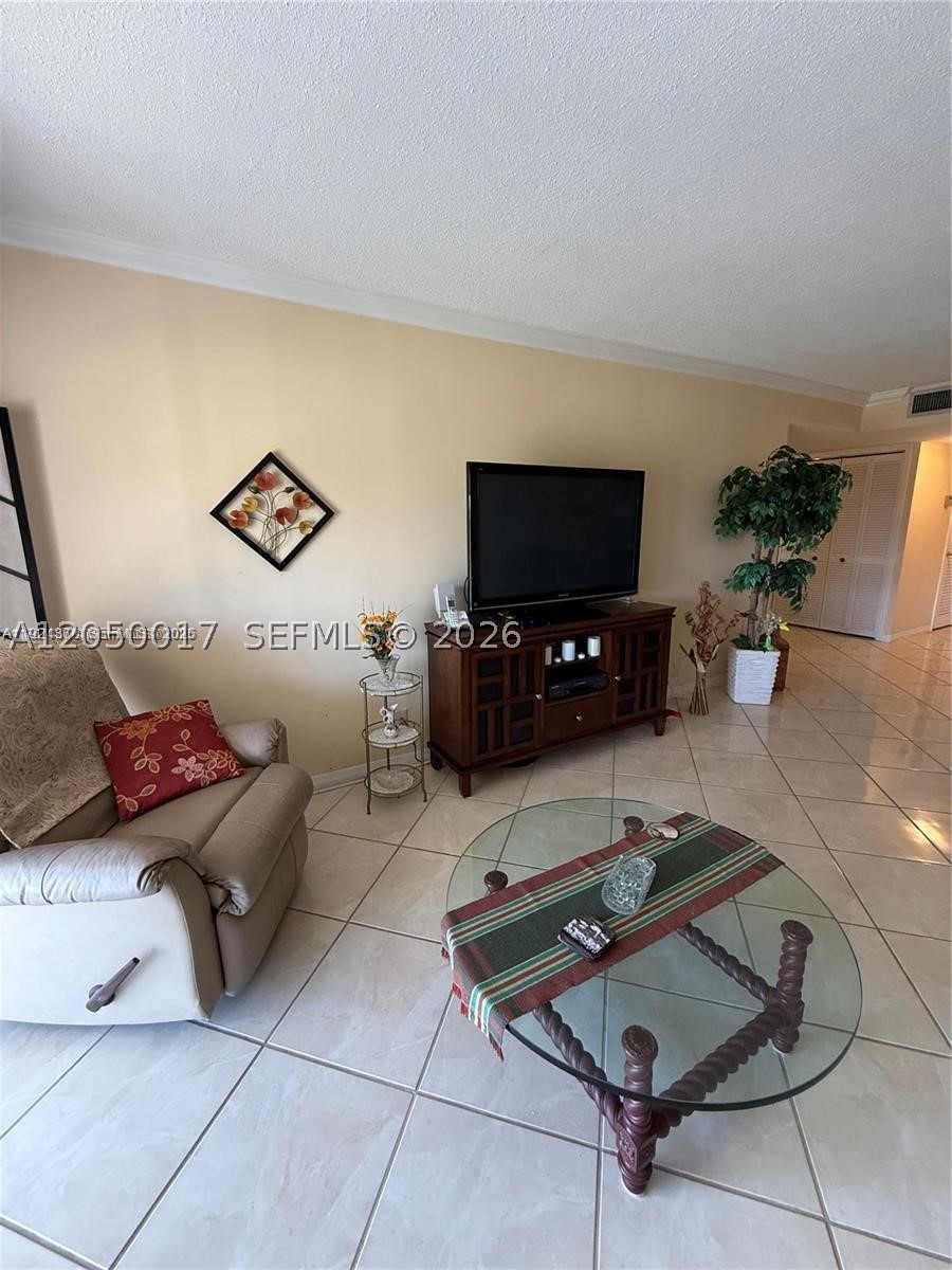 HILLCREST COUNTRY CLUB AP - Residential