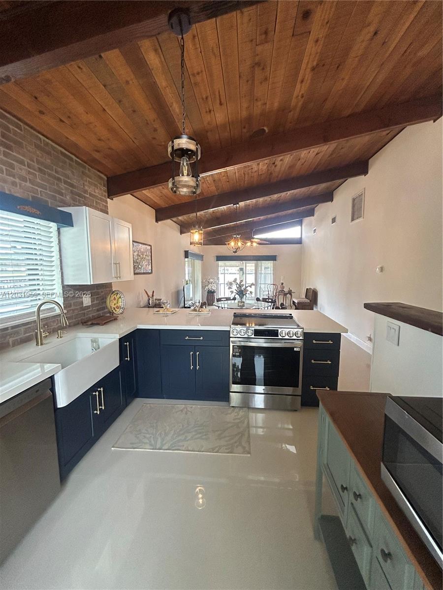 VILLAS AT CARRIAGE HILLS - Residential Lease