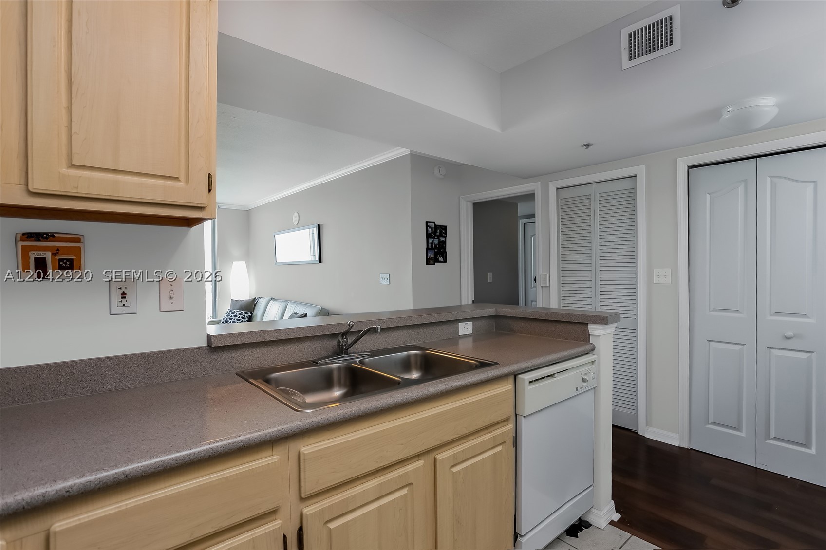 DA VINCI ON DOUGLAS CONDO - Residential Lease