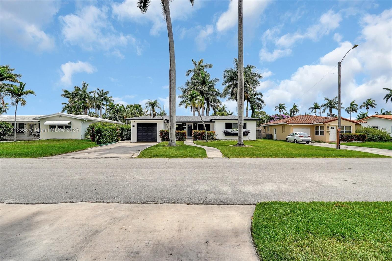 HOLLYWOOD LAKES SECTION - Residential
